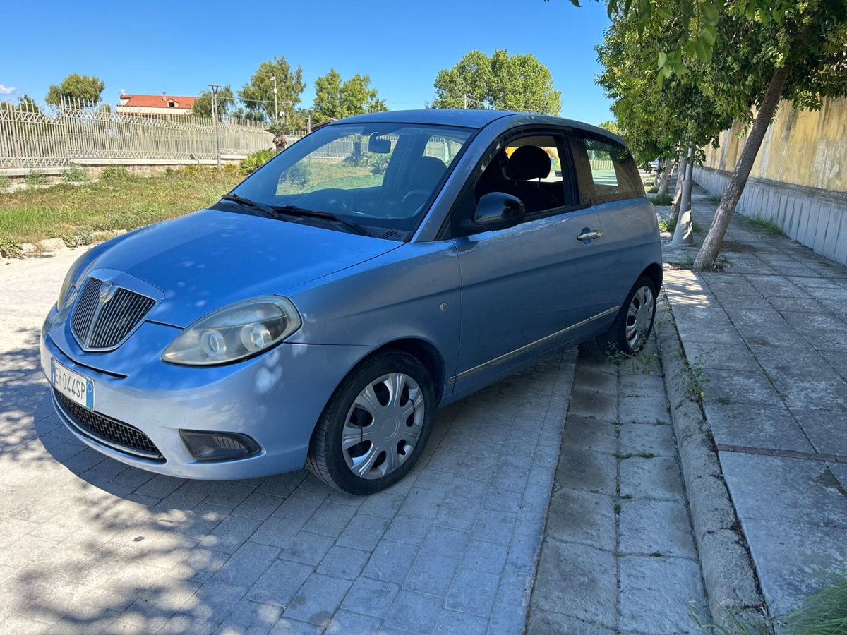 Lancia Ypsilon 1.2 69 CV Unyca (2)