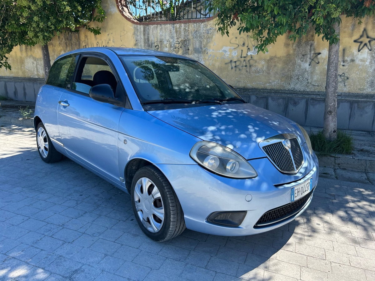 Lancia Ypsilon 1.2 69 CV Unyca (3)