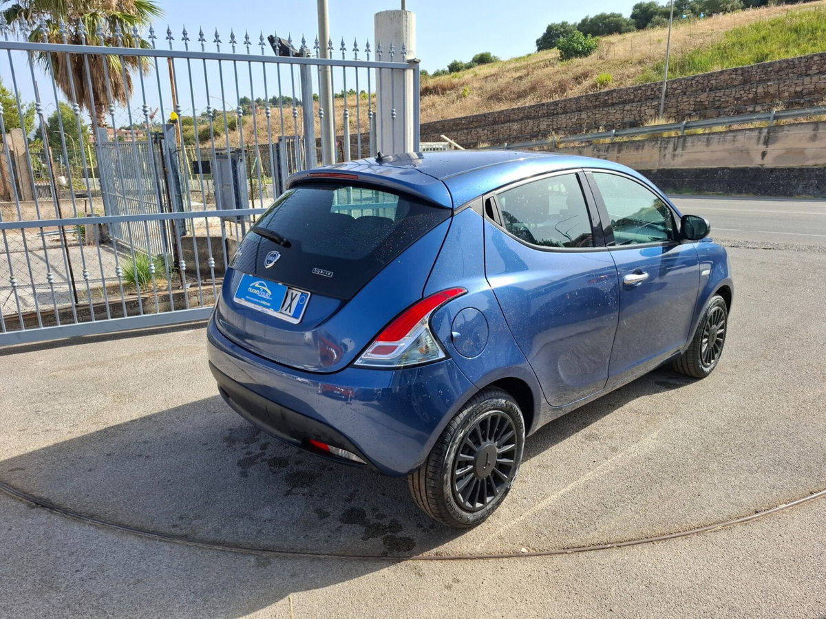 Lancia Ypsilon 1.0 FireFly 5 porte S&S Hybrid Ecochic Silver (3)