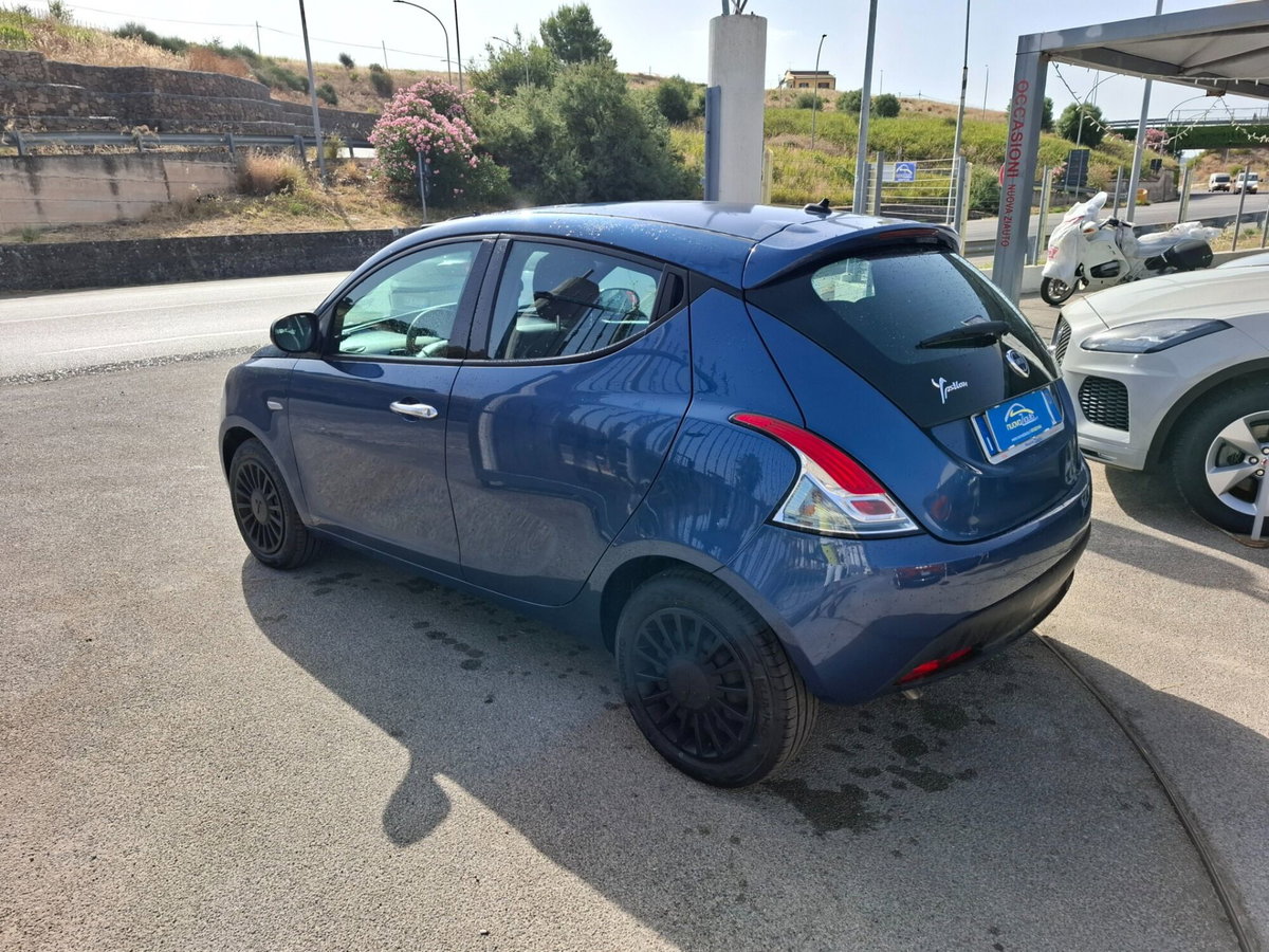 Lancia Ypsilon 1.0 FireFly 5 porte S&S Hybrid Ecochic Silver (4)
