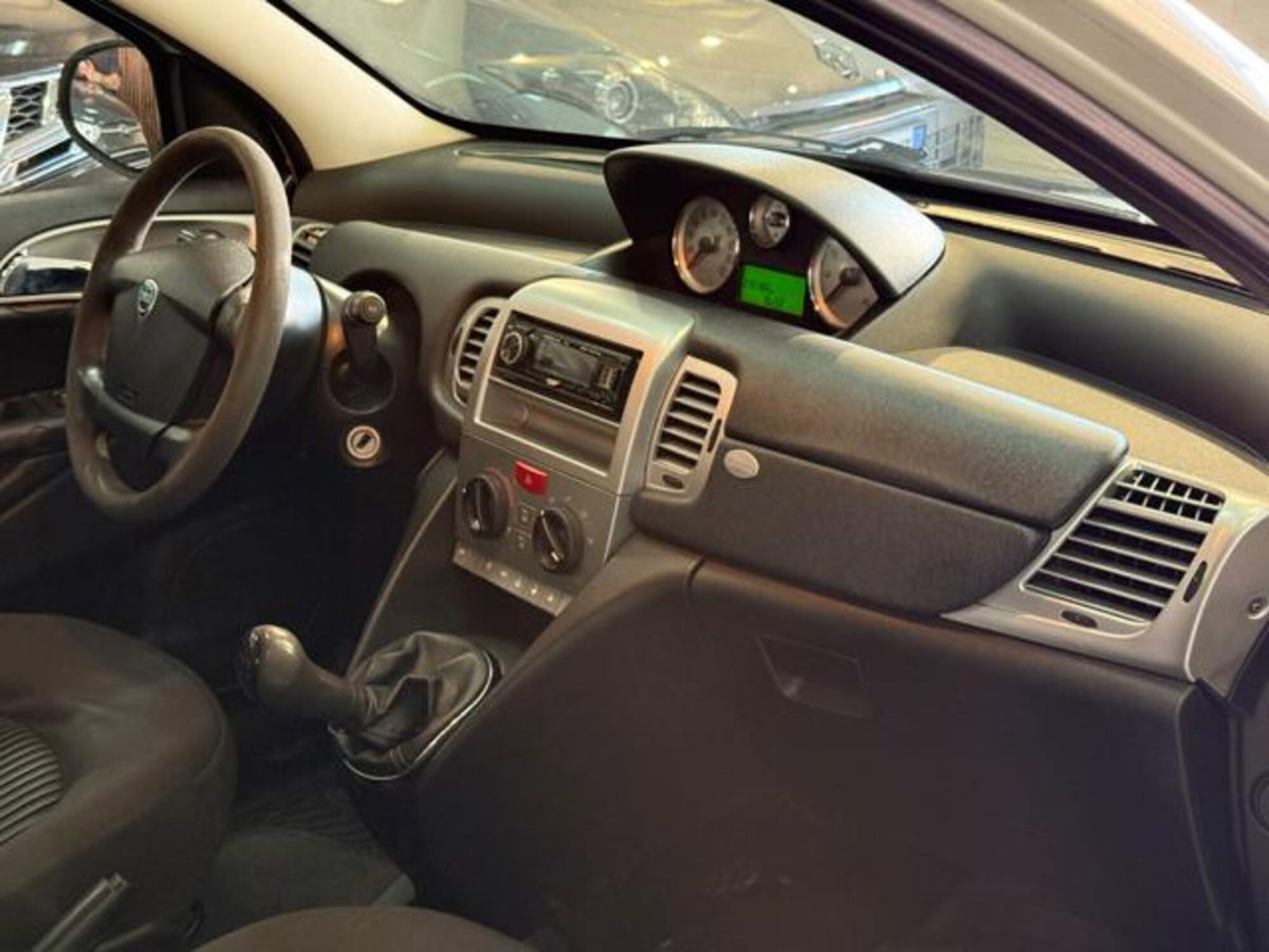 Lancia Ypsilon 1.3 MJT 75 CV Diva (15)