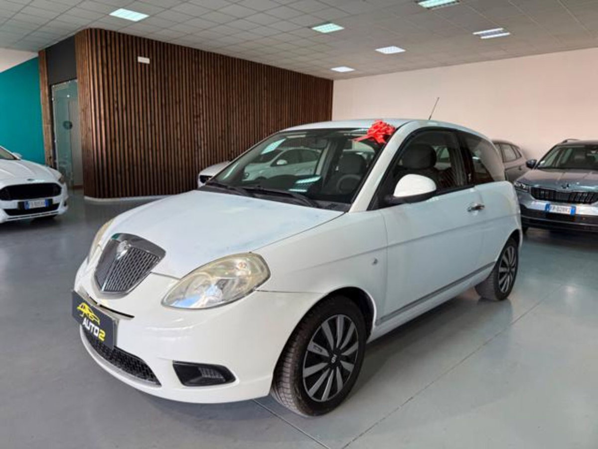 Lancia Ypsilon 1.3 MJT 75 CV Diva (2)