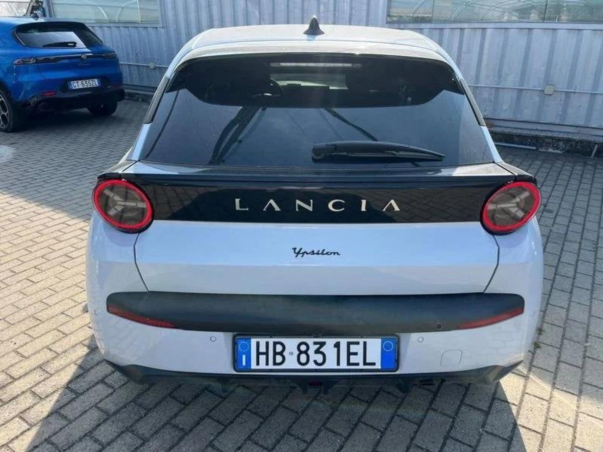 Lancia Ypsilon 1.2 mhev HF Line 110cv e-dct (6)