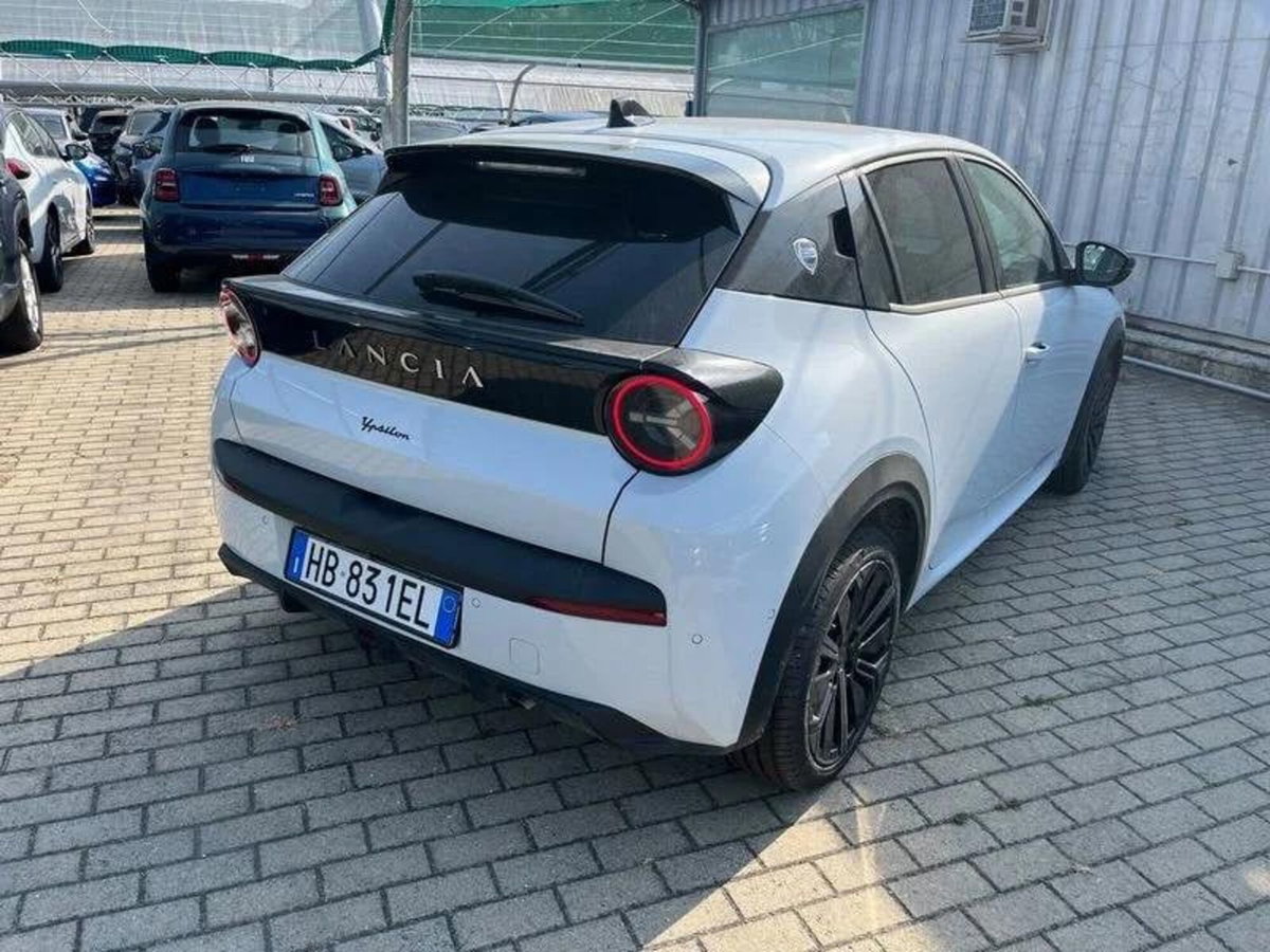 Lancia Ypsilon 1.2 mhev HF Line 110cv e-dct (7)