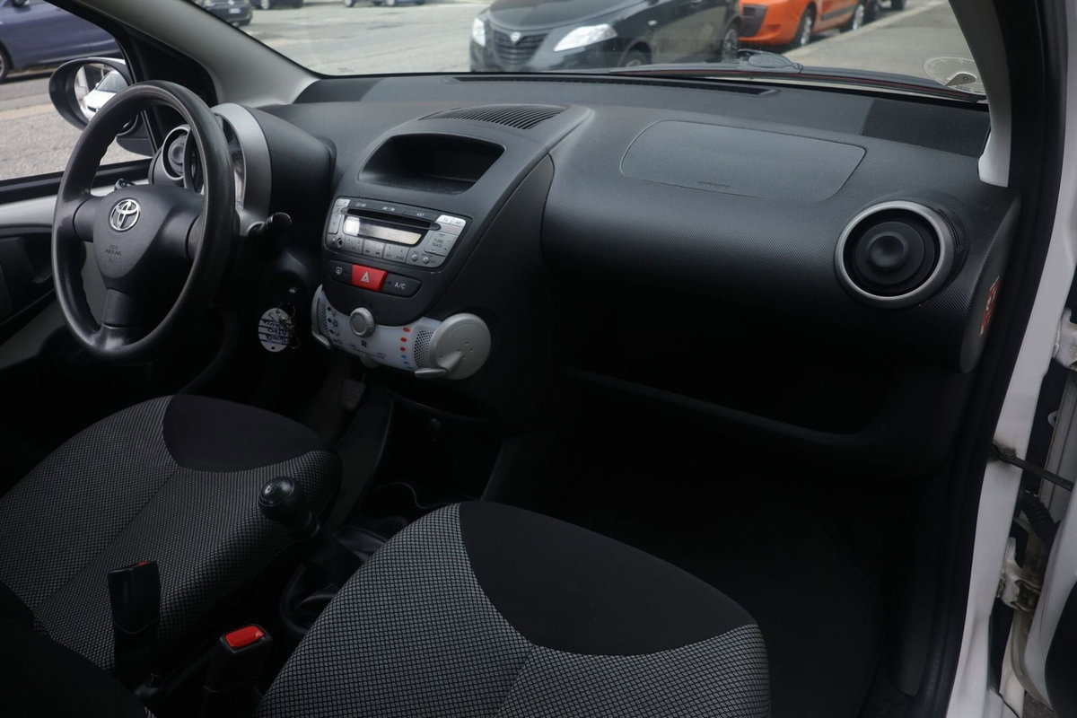 Toyota Aygo 1.0 12V VVT-i 5 porte Active Connect (8)