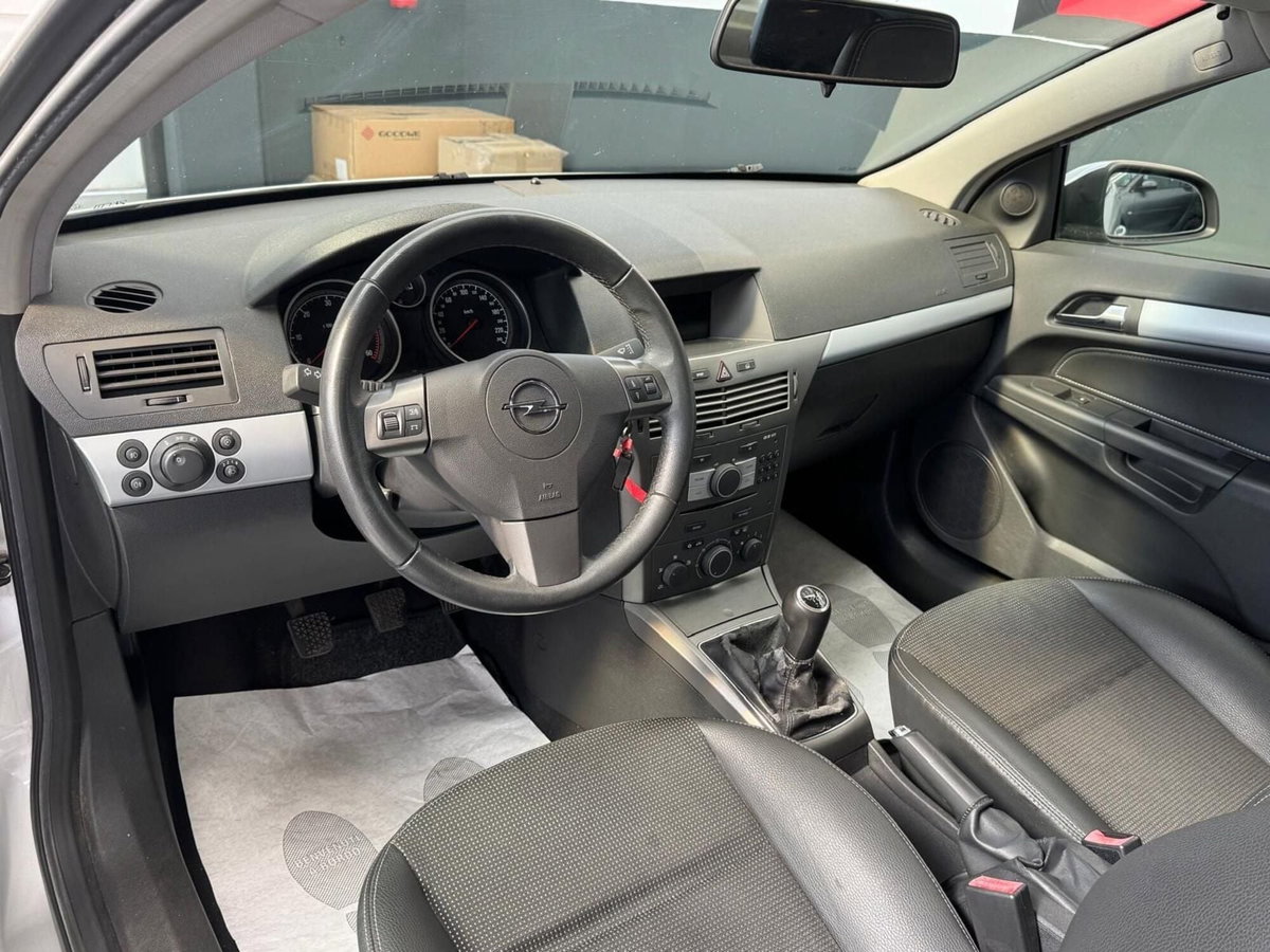 Opel Astra GTC 1.9 CDTI 120CV 3 porte aut. Cosmo (11)
