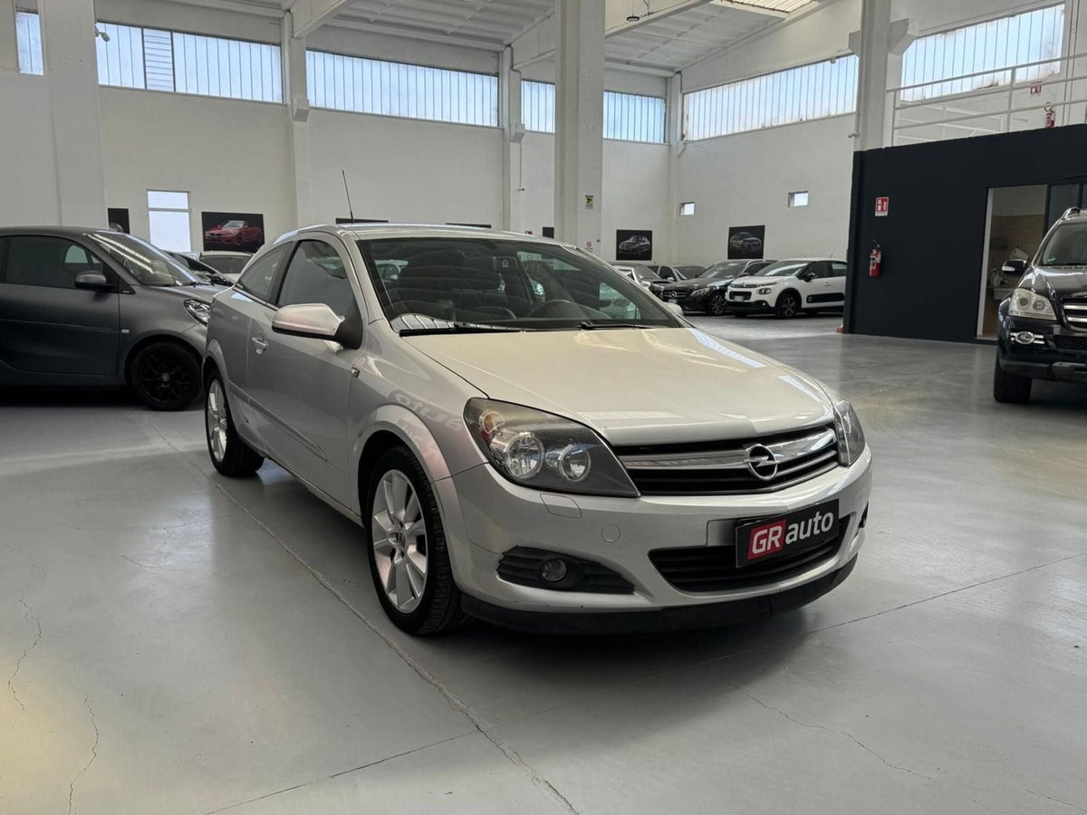 Opel Astra GTC 1.9 CDTI 120CV 3 porte aut. Cosmo (4)
