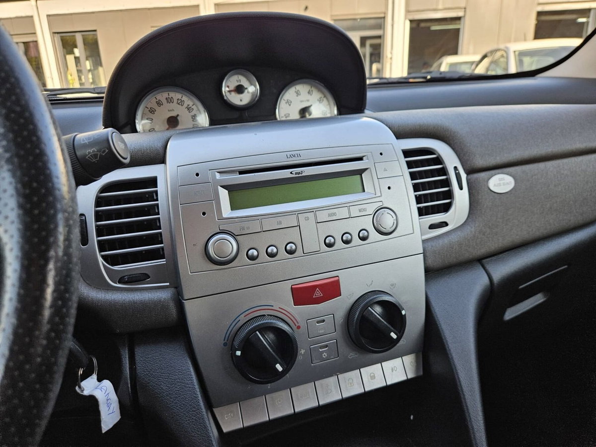 Lancia Ypsilon 1.4 Argento Ecochic GPL (11)