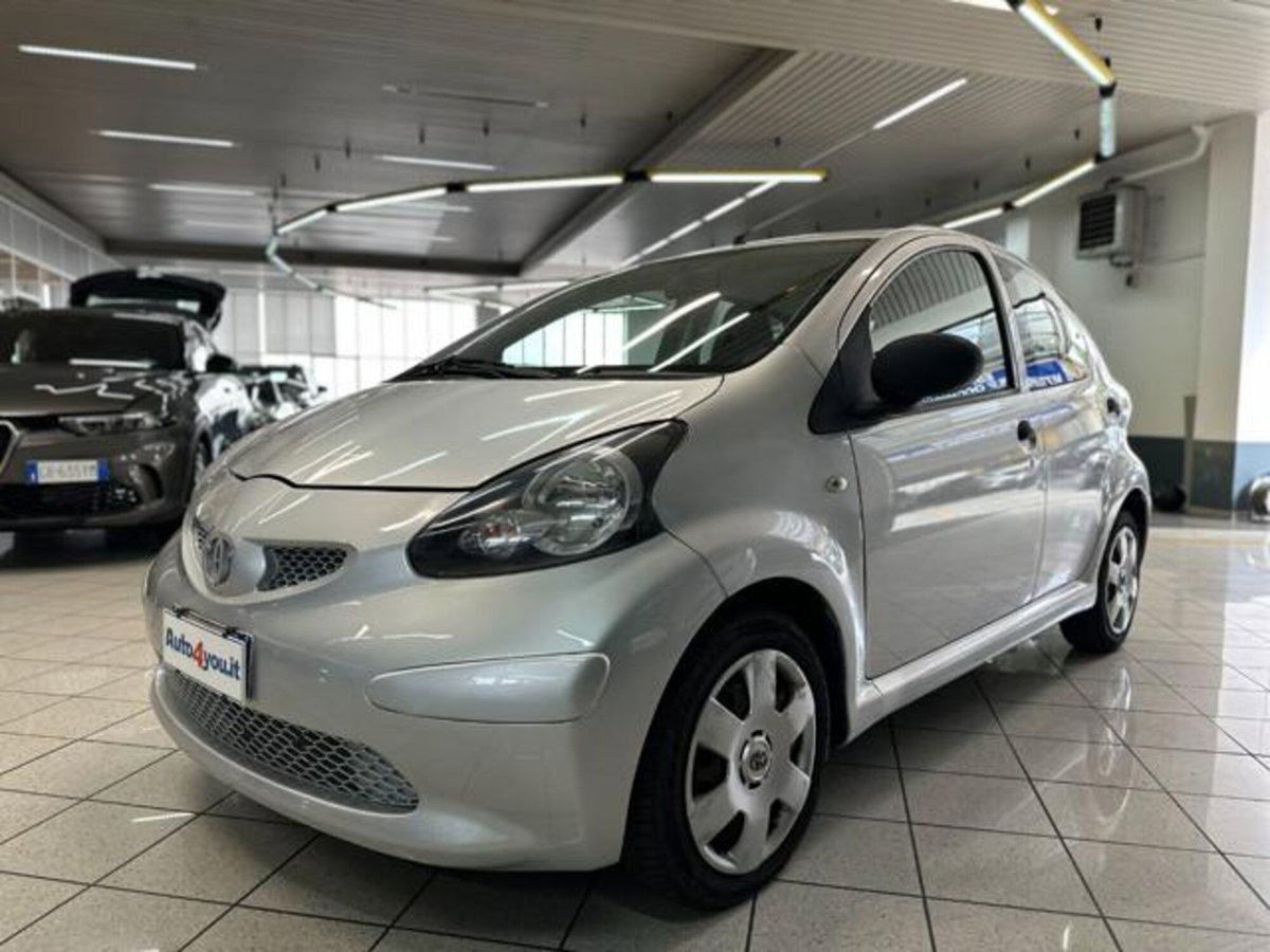 Toyota Aygo 1.0 12V VVT-i 5 porte Sol (2)