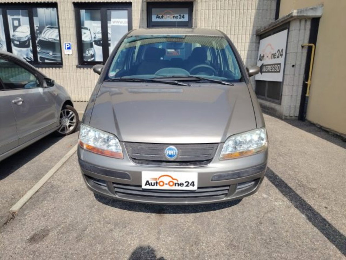 Fiat Idea 1.2 16V BlackLabel (2)