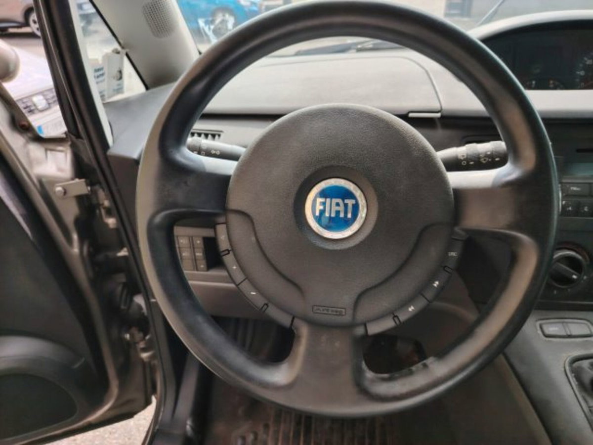 Fiat Idea 1.2 16V BlackLabel (9)