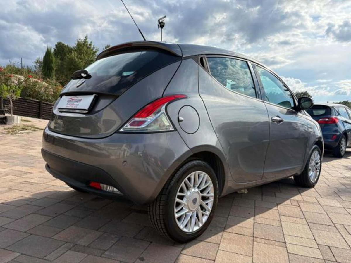 Lancia Ypsilon 1.2 69 CV 5 porte GPL Ecochic Platinum (3)
