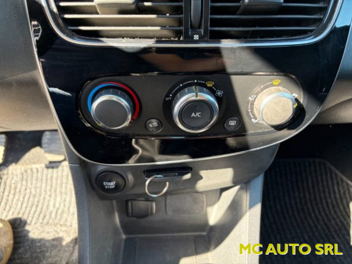Renault Clio 1.2 75CV 5 porte Life (12)