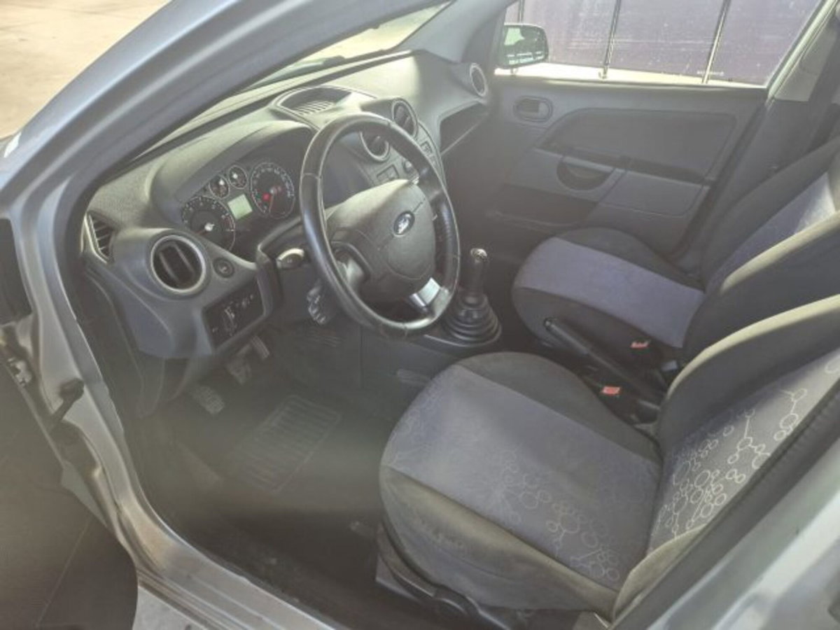 Ford Fiesta 1.2 16V 5p. Ghia (11)