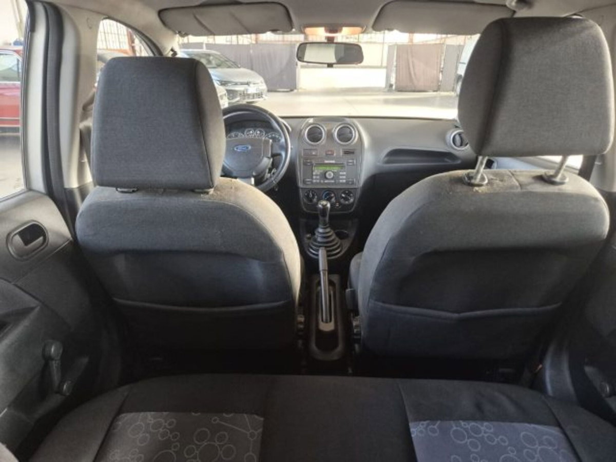 Ford Fiesta 1.2 16V 5p. Ghia (12)