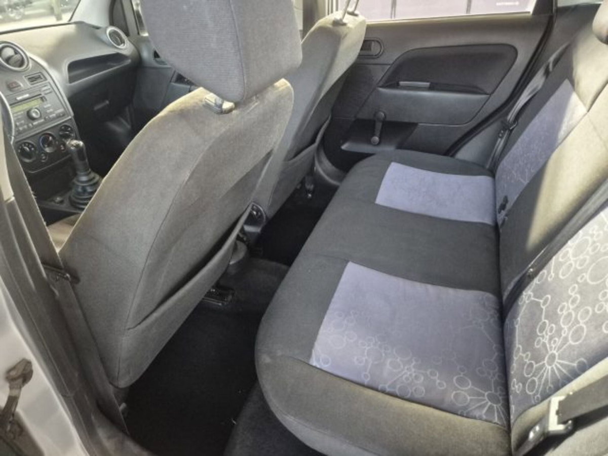 Ford Fiesta 1.2 16V 5p. Ghia (13)