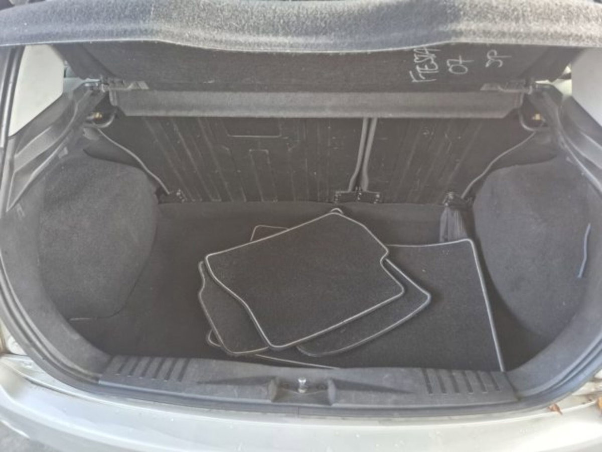 Ford Fiesta 1.2 16V 5p. Ghia (14)