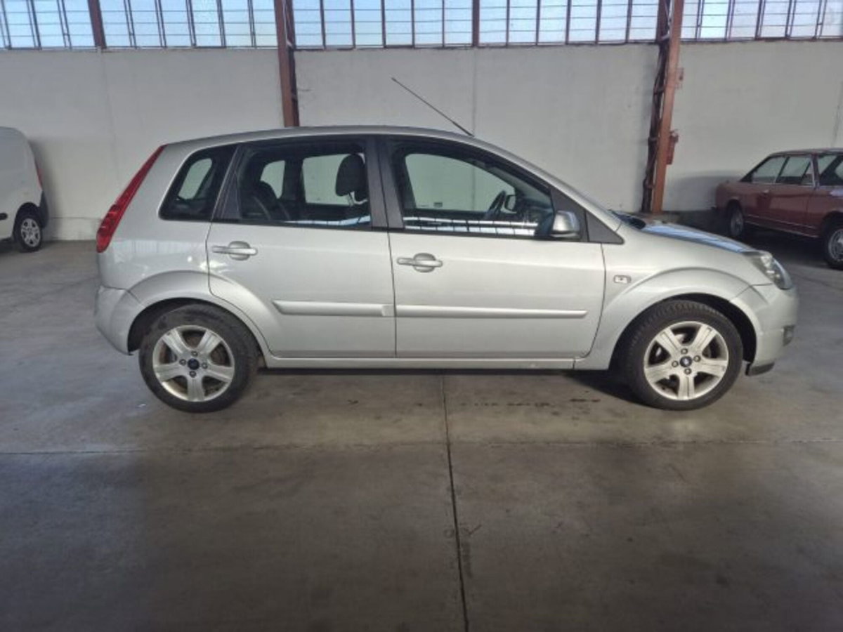 Ford Fiesta 1.2 16V 5p. Ghia (4)