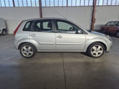 Ford Fiesta 1.2 16V 5p. Ghia (4)