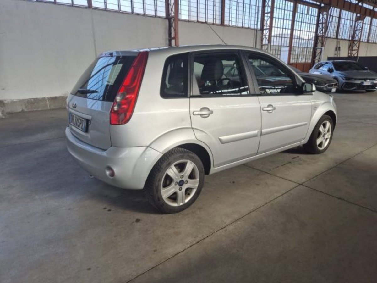 Ford Fiesta 1.2 16V 5p. Ghia (5)