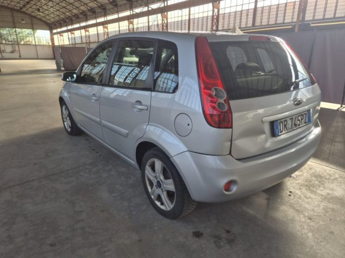Ford Fiesta 1.2 16V 5p. Ghia (7)