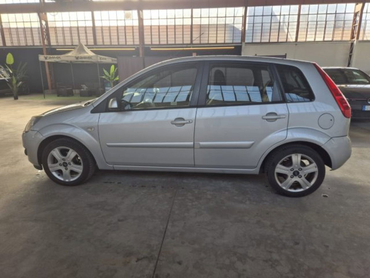 Ford Fiesta 1.2 16V 5p. Ghia (8)