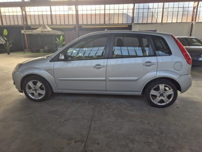 Ford Fiesta 1.2 16V 5p. Ghia (8)