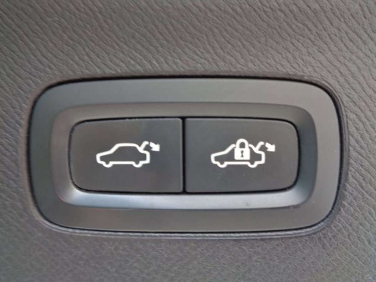 Volvo XC90 B5 (d) AWD Geartronic Momentum Pro (18)