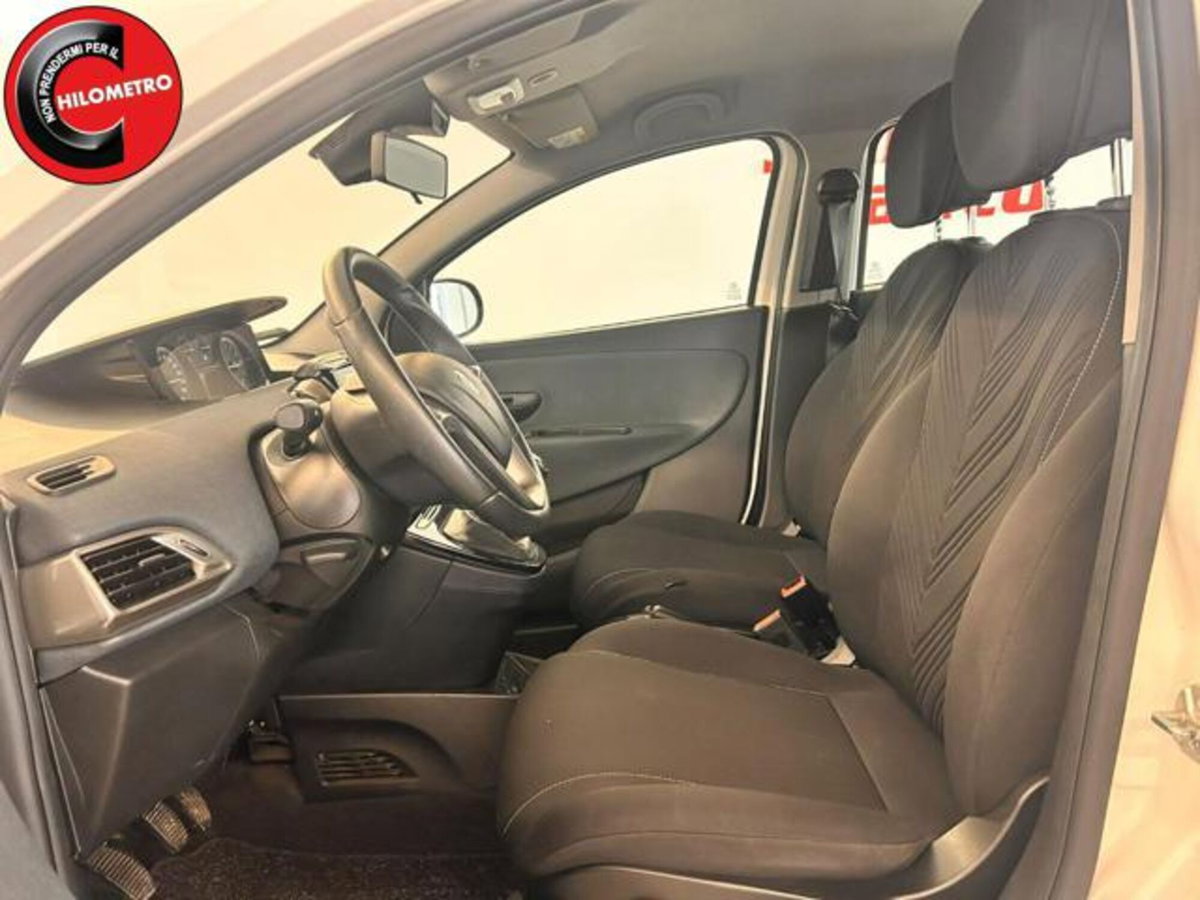 Lancia Ypsilon 1.0 FireFly 5 porte S&S Hybrid Ecochic Gold (8)