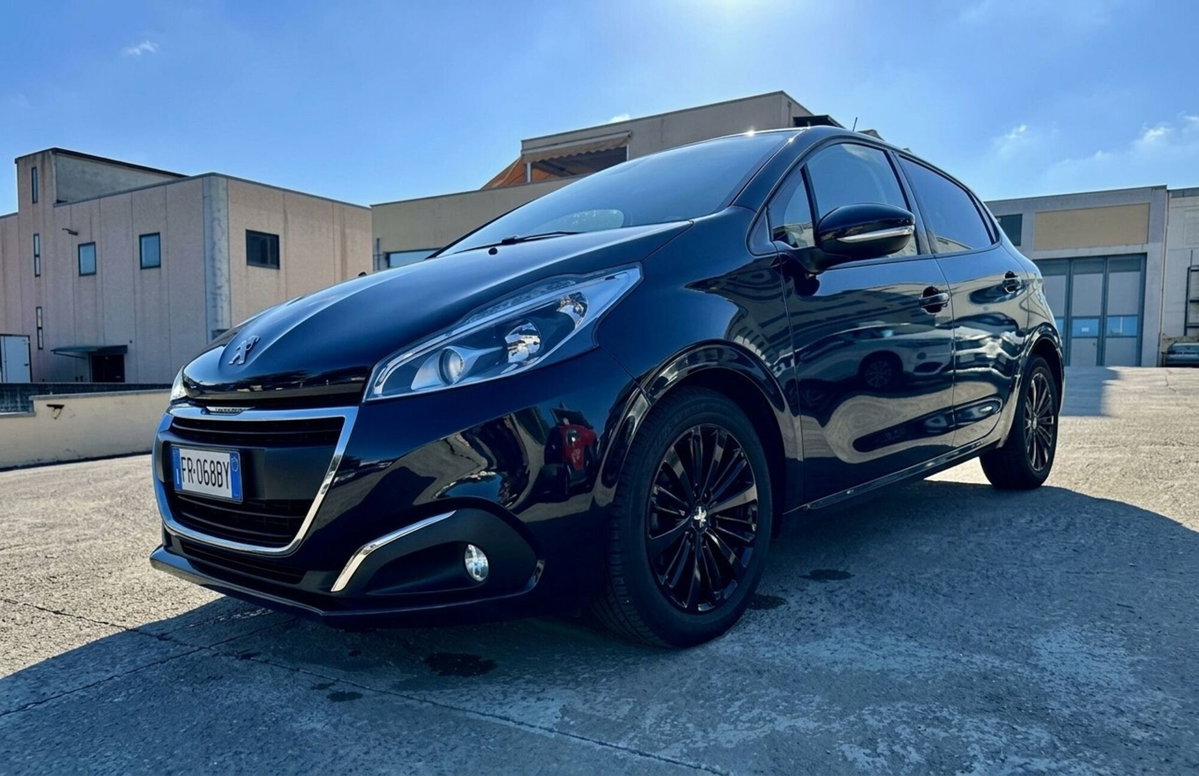Peugeot 208 75 5 porte Black Line 2