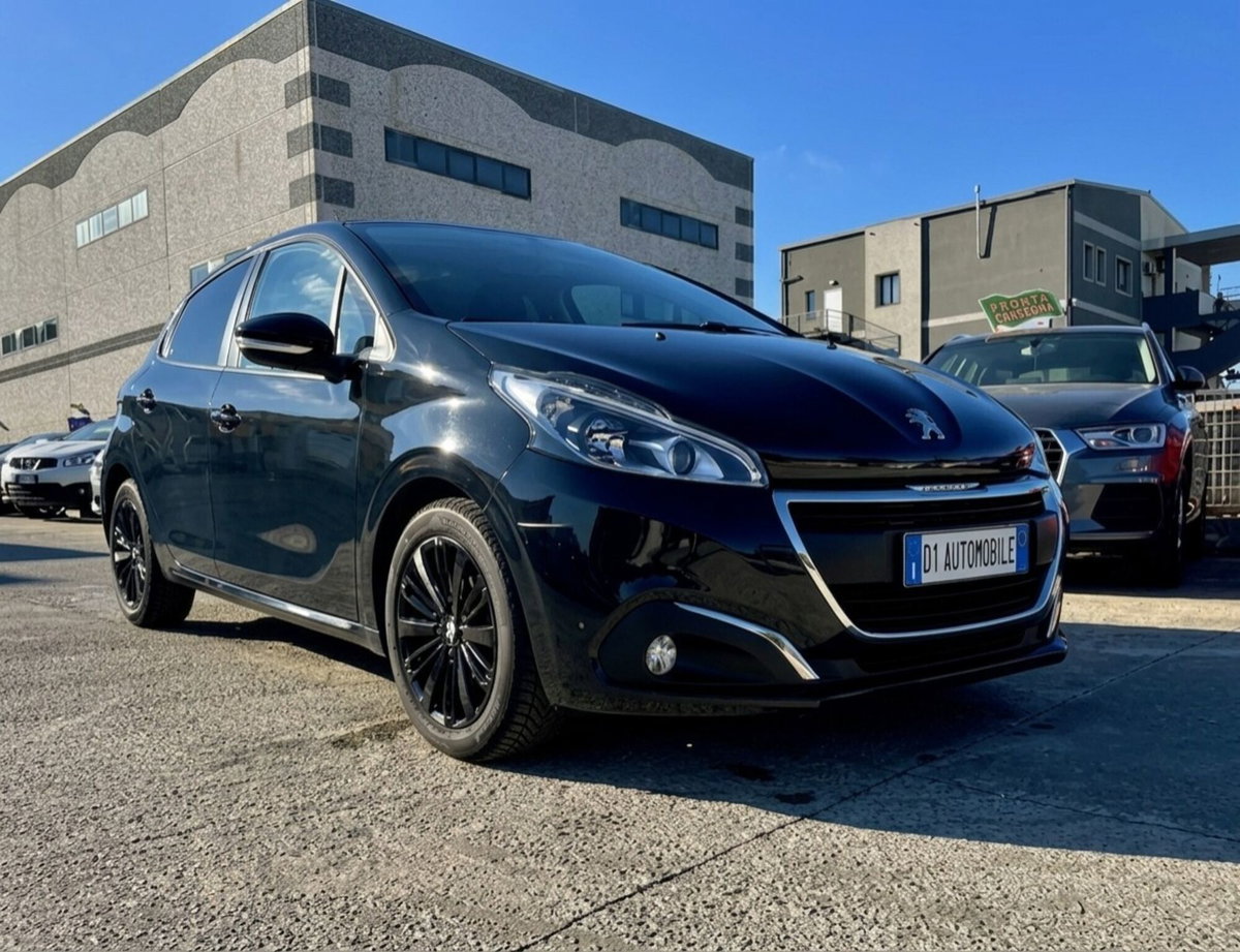 Peugeot 208 75 5 porte Black Line 2 (3)