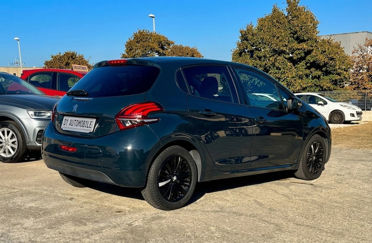 Peugeot 208 75 5 porte Black Line 2 (8)