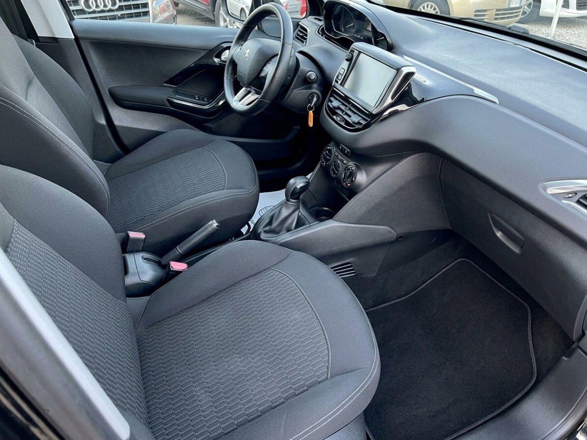 Peugeot 208 75 5 porte Black Line 2 (9)