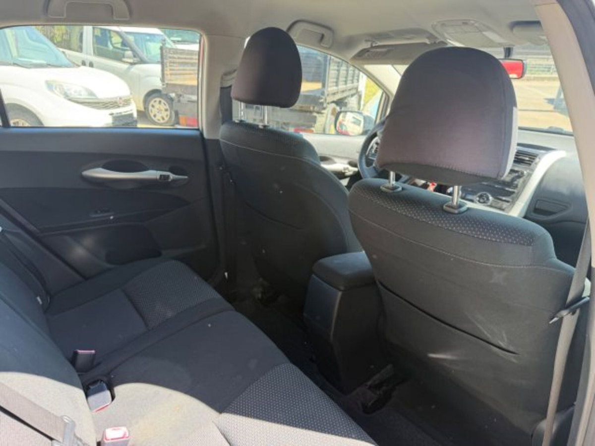 Toyota Auris 1.4 D-4D 5 porte (14)