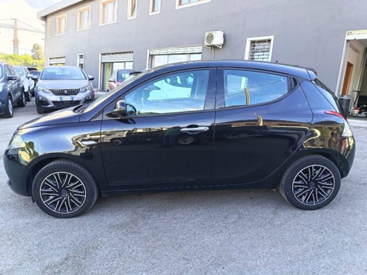 Lancia Ypsilon 1.0 FireFly 5 porte S&S Hybrid Alberta Ferretti (4)