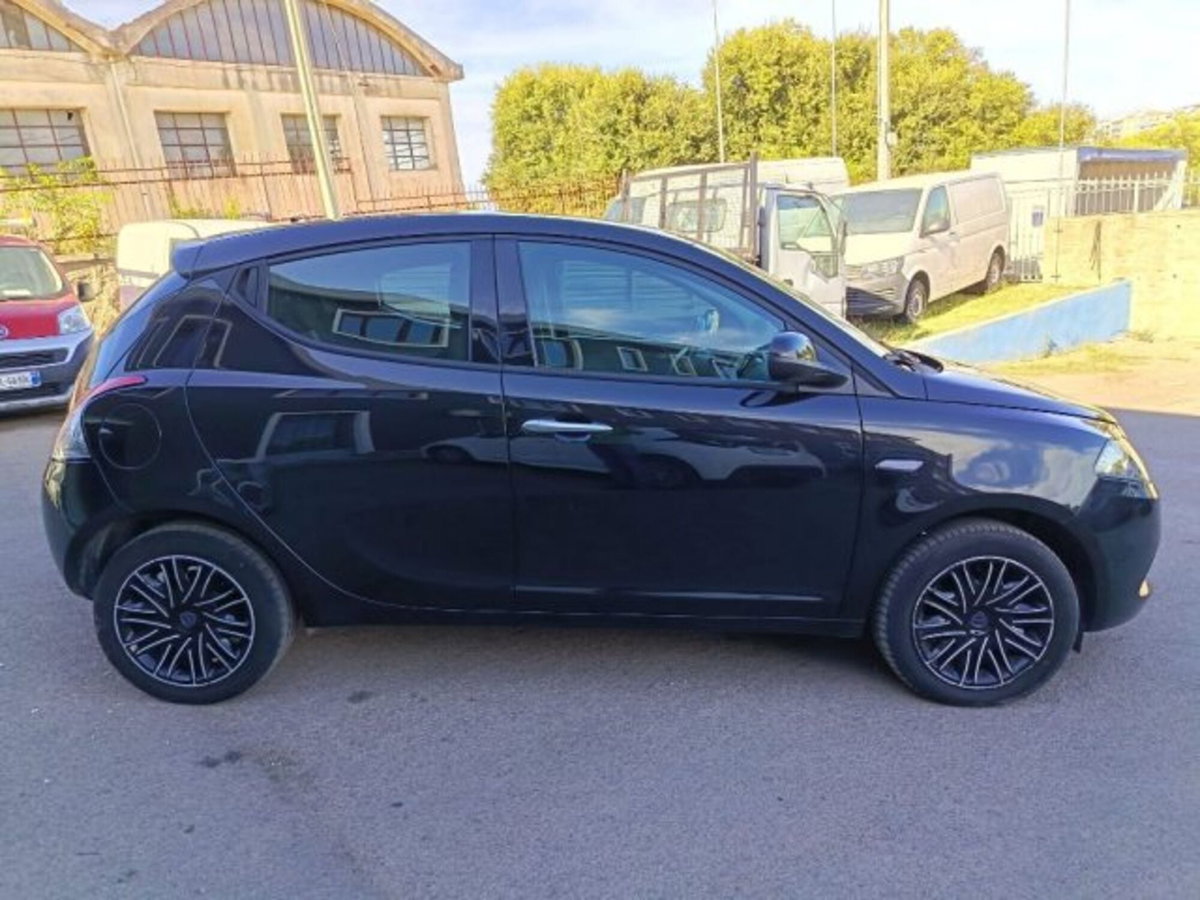 Lancia Ypsilon 1.0 FireFly 5 porte S&S Hybrid Alberta Ferretti (5)