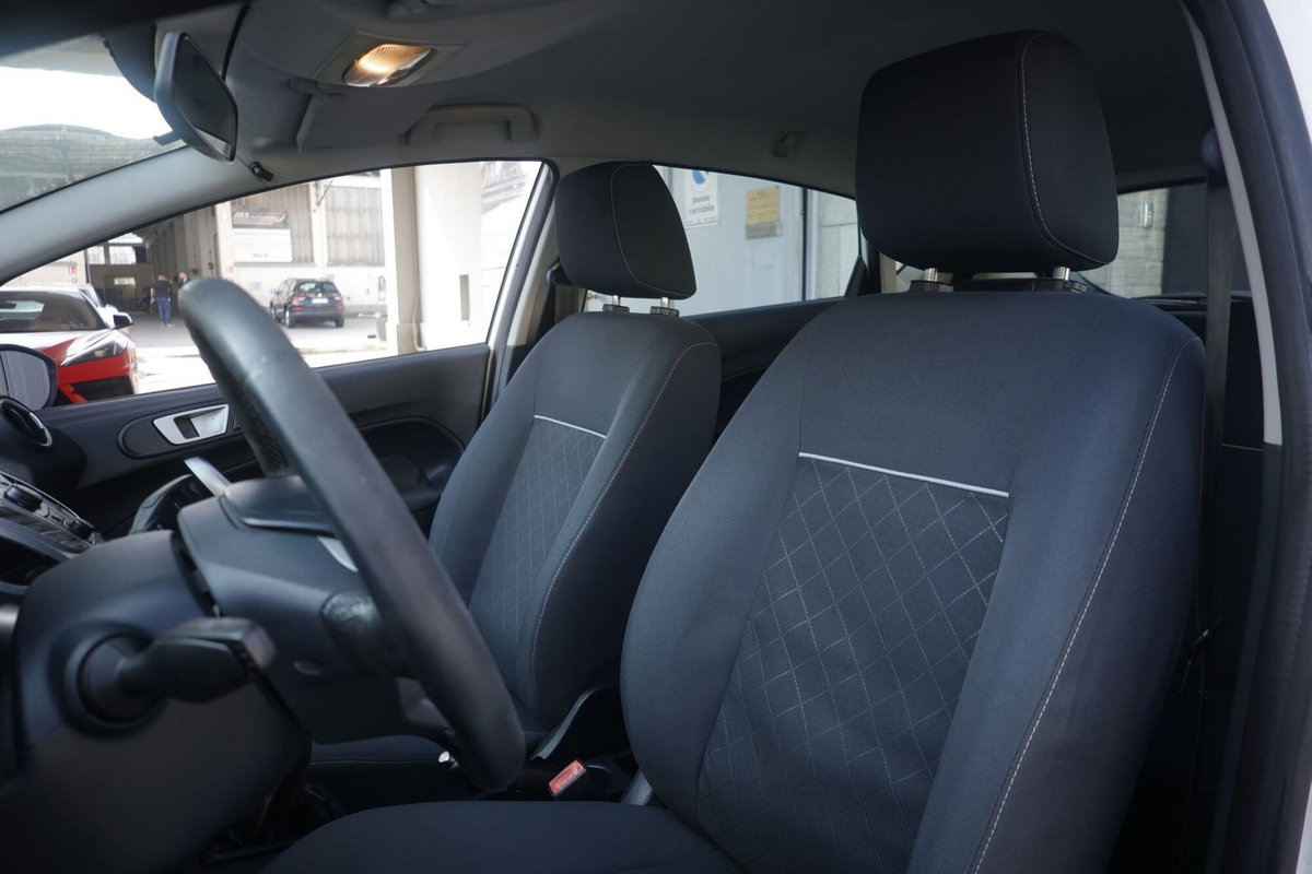 Ford Fiesta Ikon 1.4 TDCi 70CV 5 porte (16)
