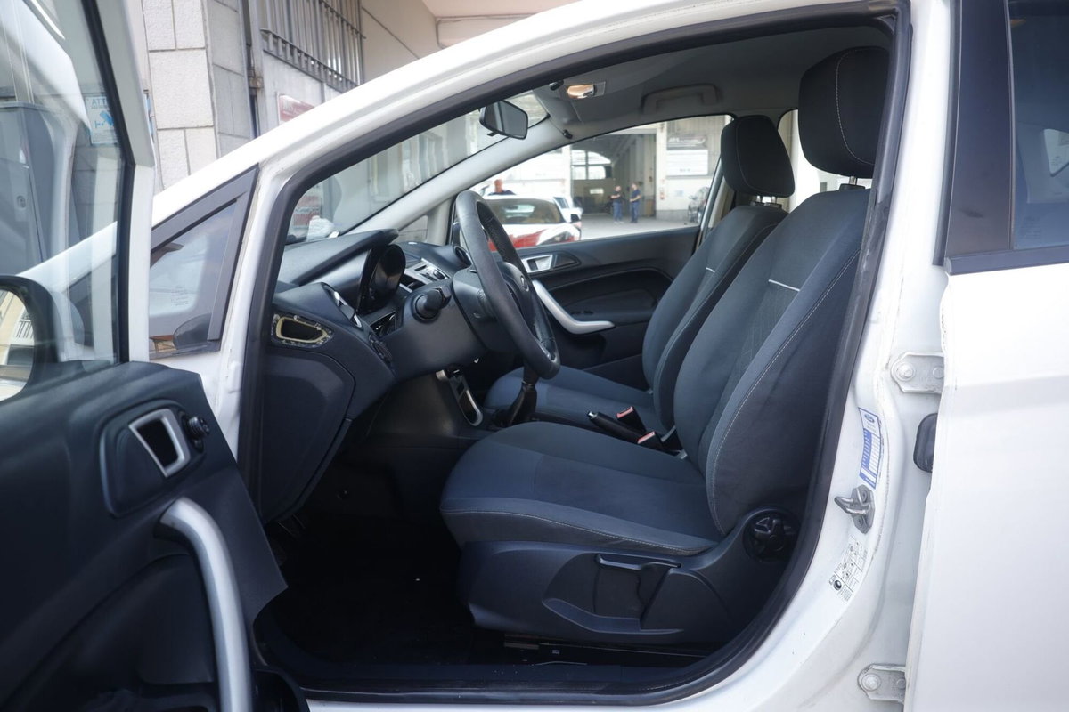 Ford Fiesta Ikon 1.4 TDCi 70CV 5 porte (17)