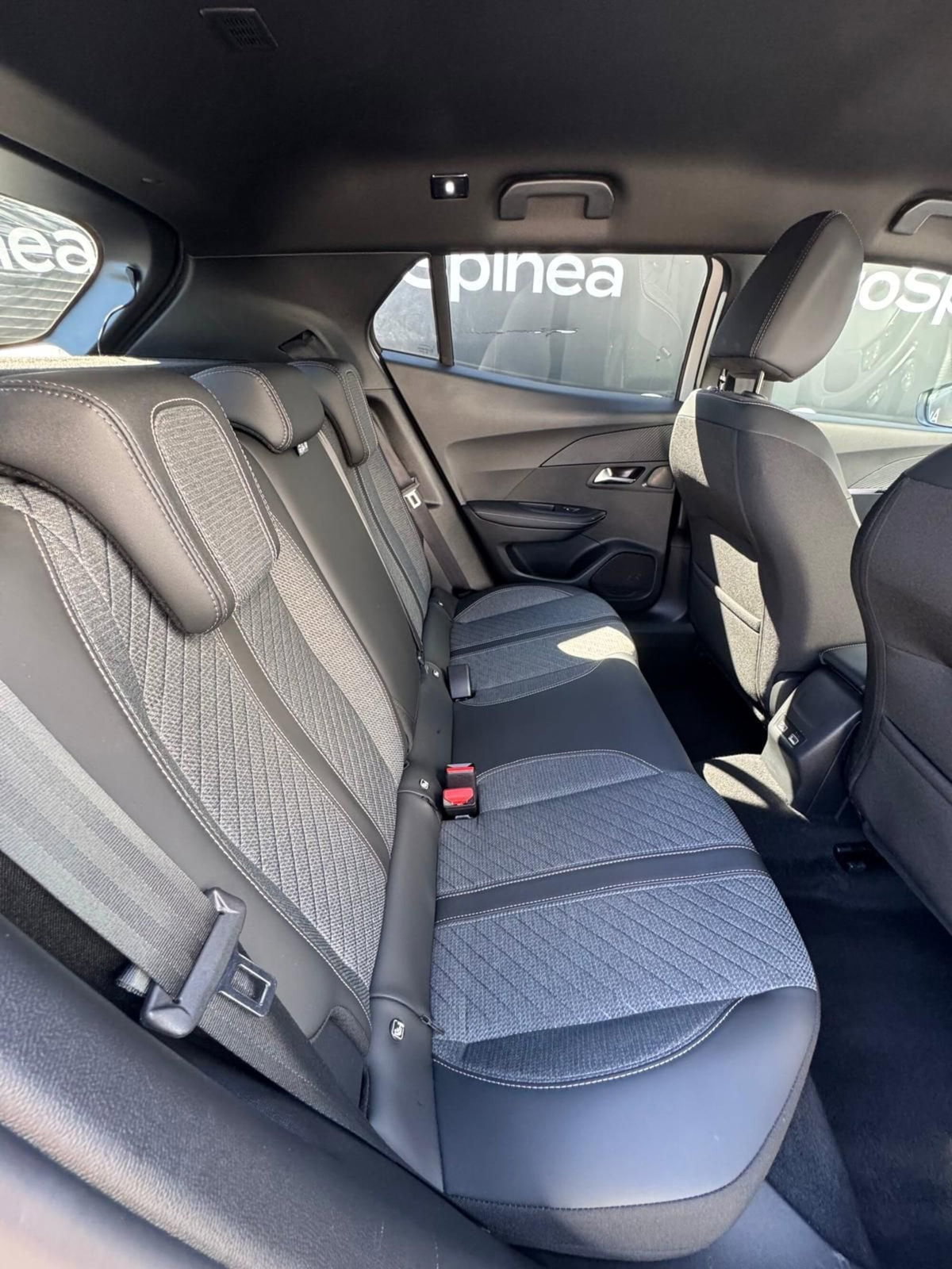 Peugeot 2008 1.2 hybrid Allure 145cv e-dcs6 (12)