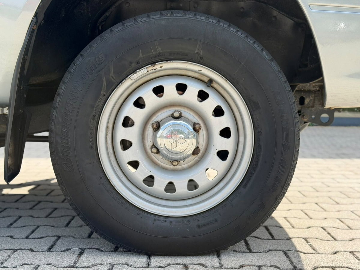 Mitsubishi L200 2.5 TDI 4WD Club Cab Pick-up GL (9)