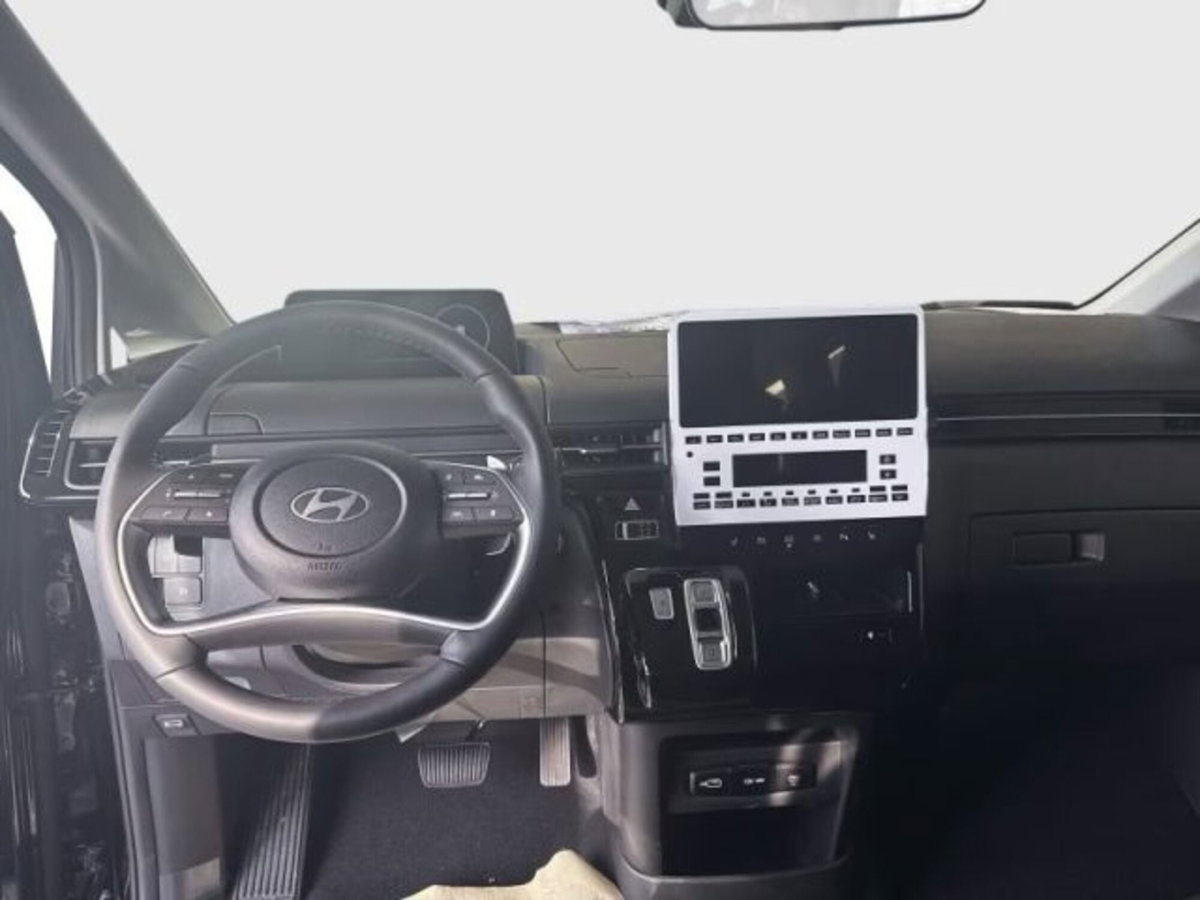 Hyundai Staria 1.6 hev 2wd auto (8)