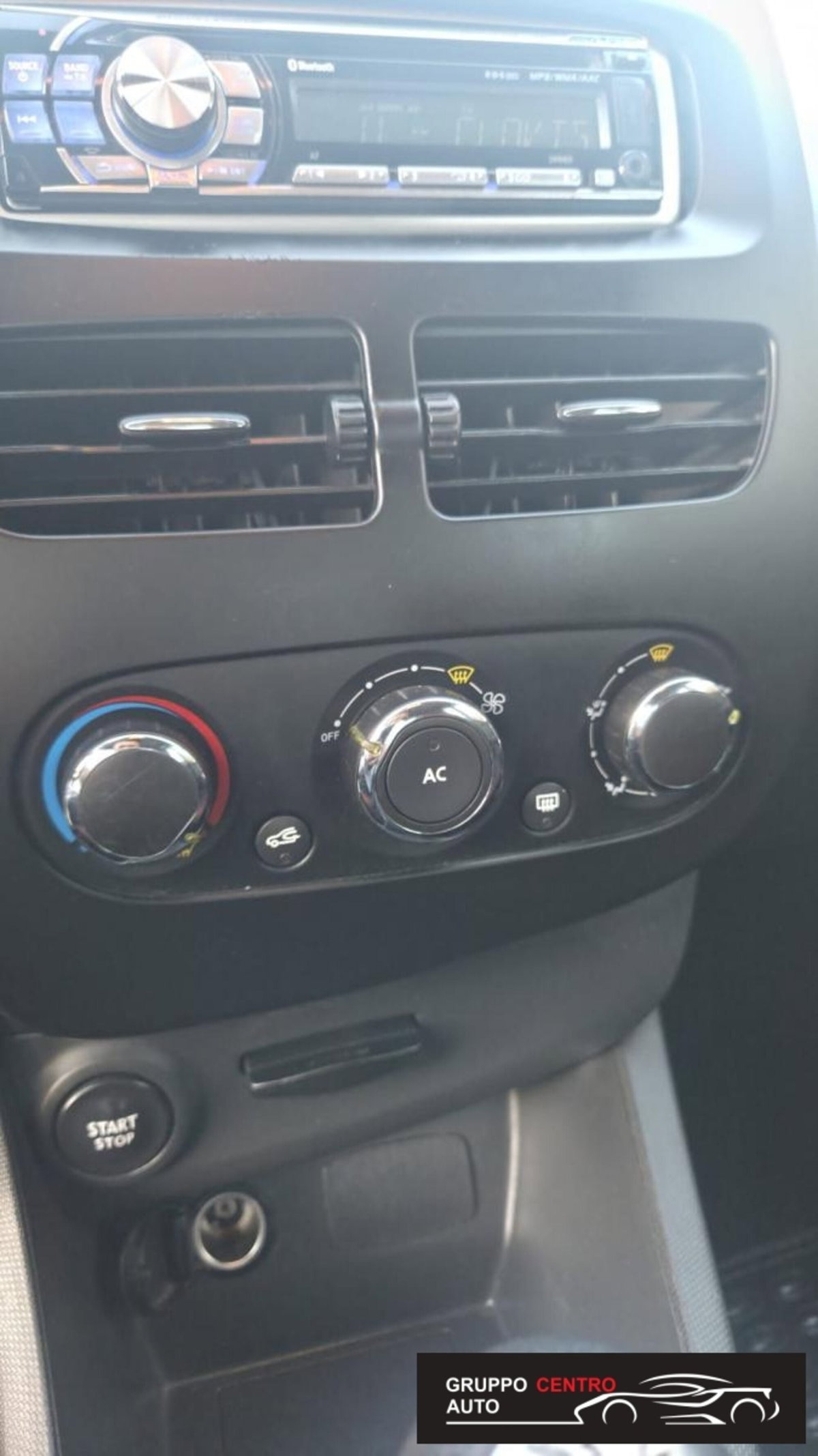 Renault Clio 1.5 dCi 75CV 5 porte Confort (9)