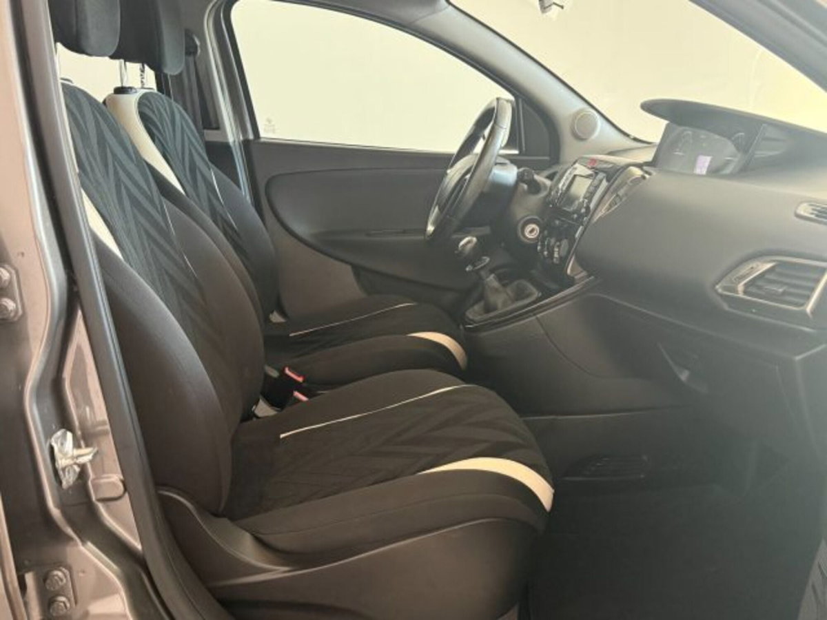 Lancia Ypsilon 1.2 69 CV 5 porte Platinum (11)