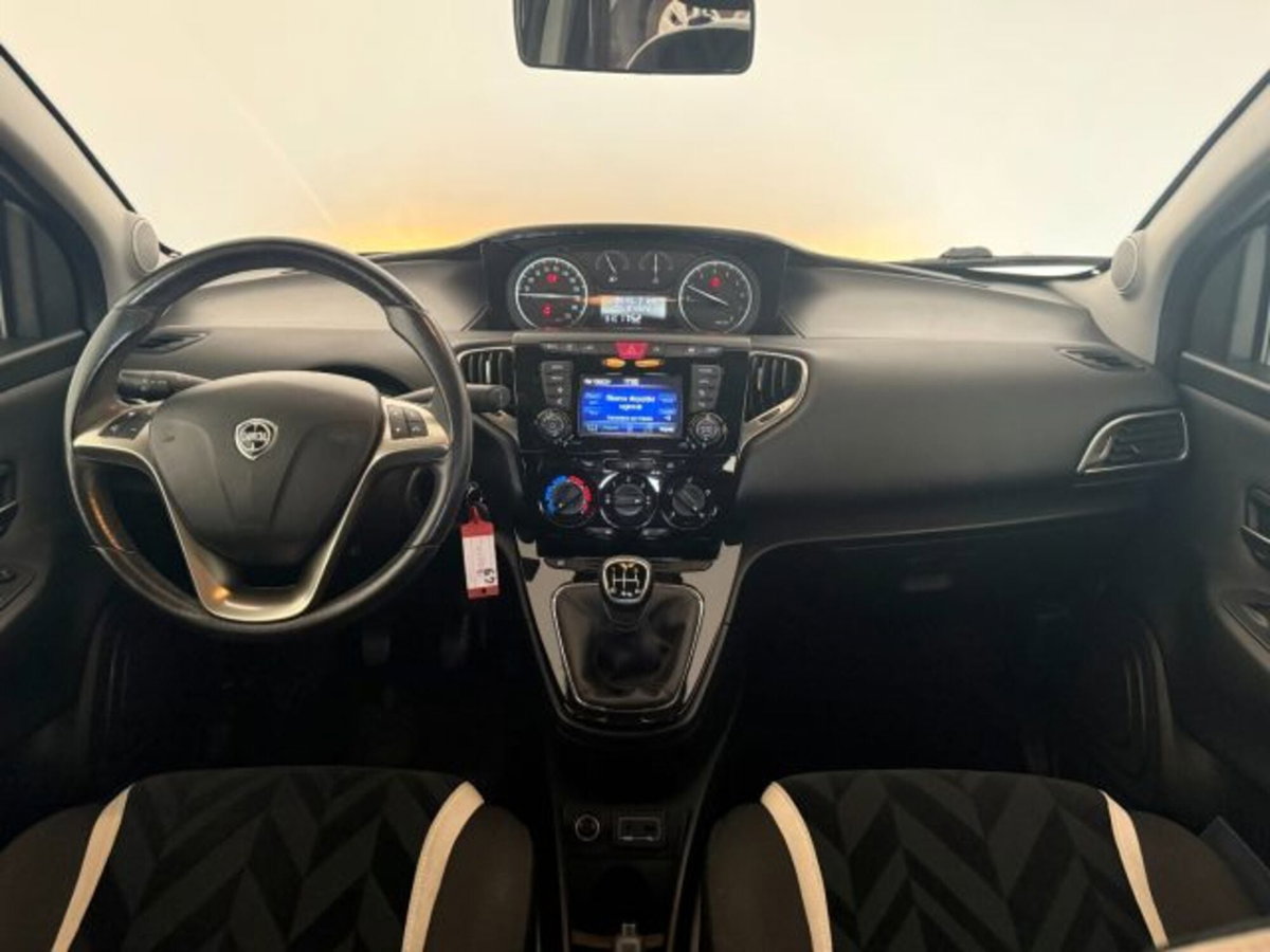 Lancia Ypsilon 1.2 69 CV 5 porte Platinum (13)