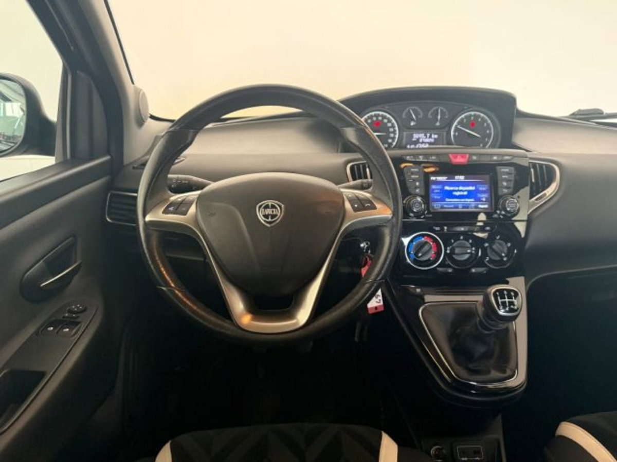 Lancia Ypsilon 1.2 69 CV 5 porte Platinum (14)