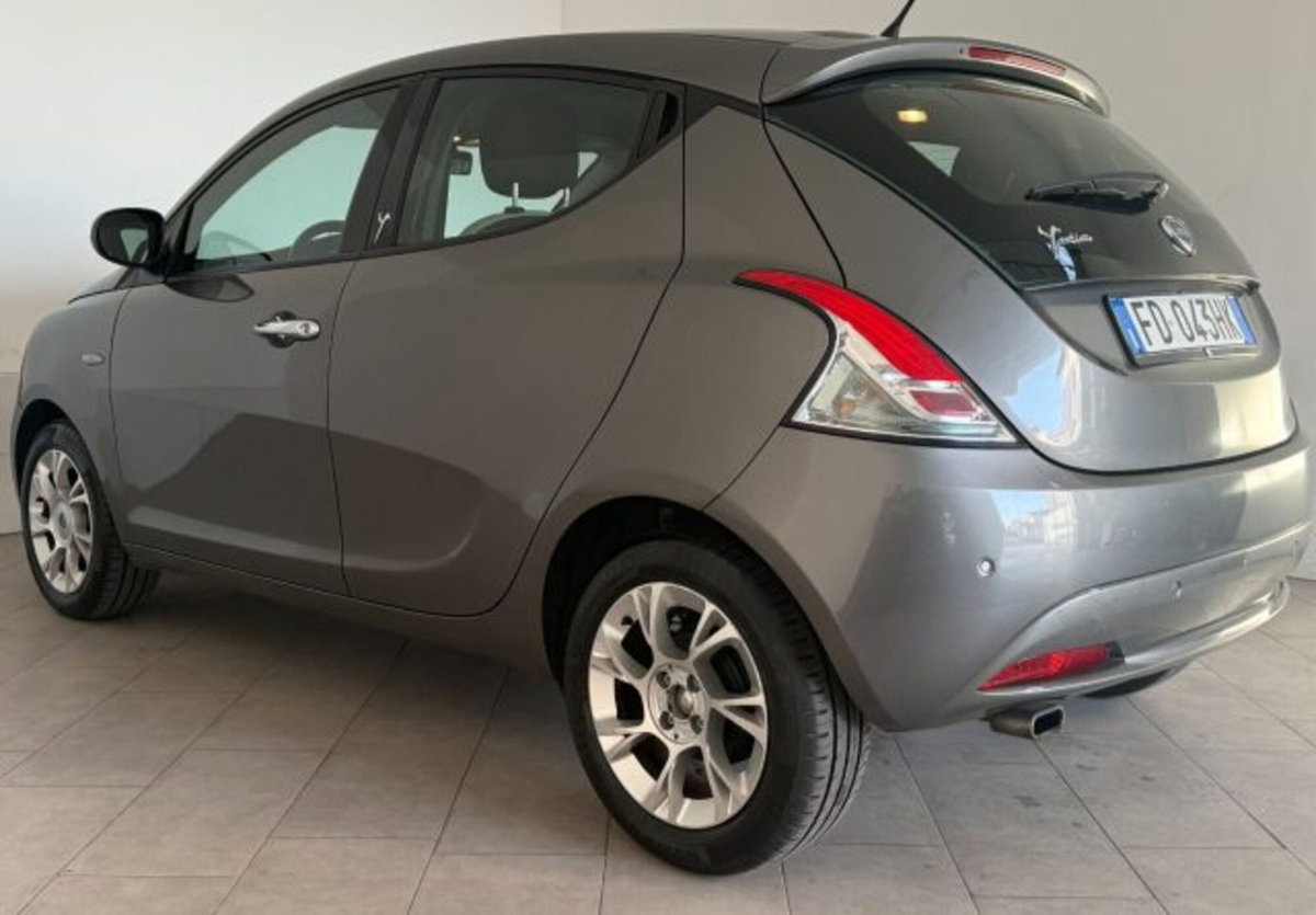 Lancia Ypsilon 1.2 69 CV 5 porte Platinum (4)