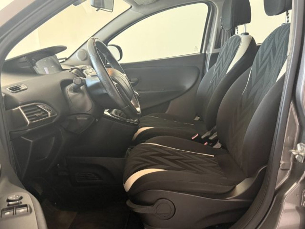 Lancia Ypsilon 1.2 69 CV 5 porte Platinum (9)