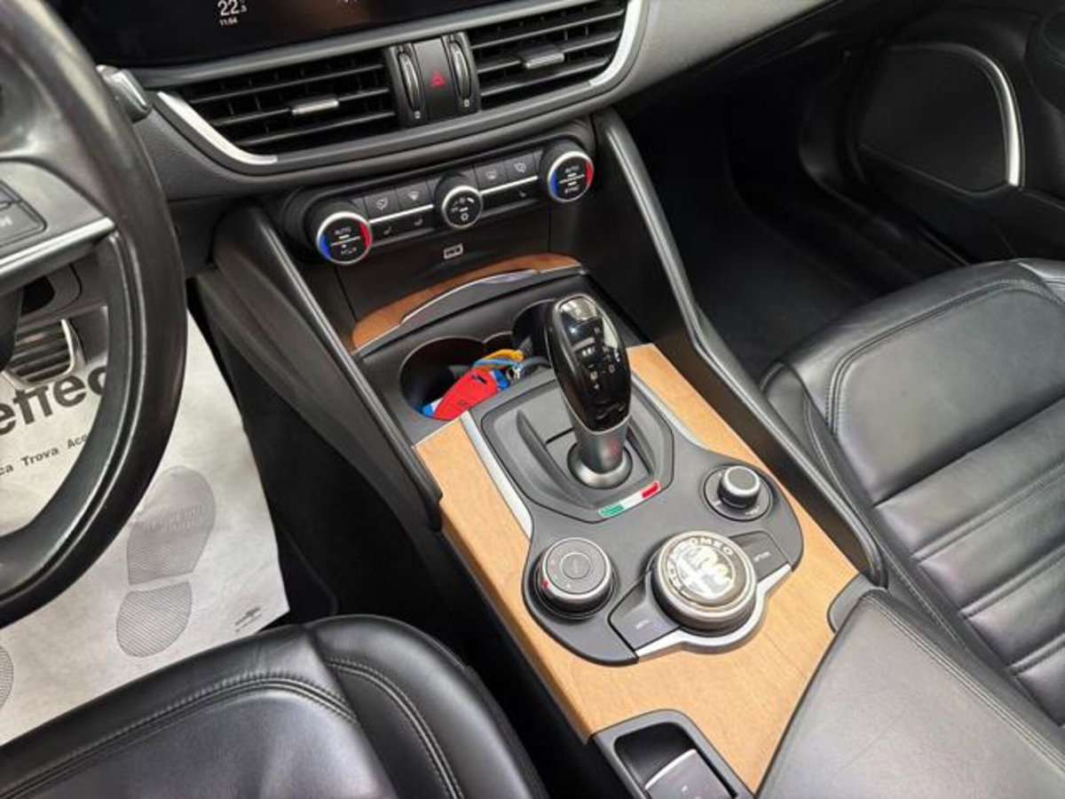 Alfa Romeo Giulia 2.2 Turbodiesel 210 CV AT8 AWD Q4 Veloce (11)