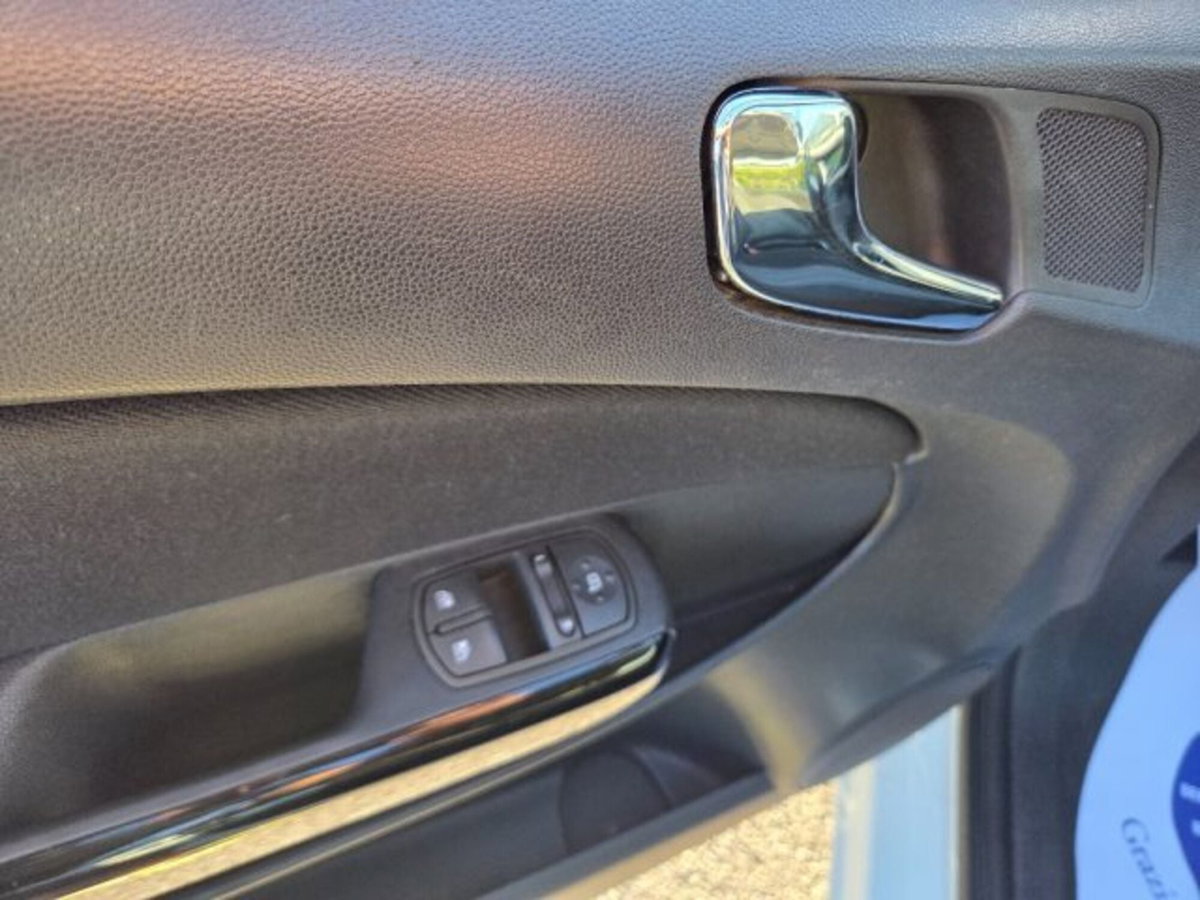 Opel Corsa 1.2 3 porte Edition (11)