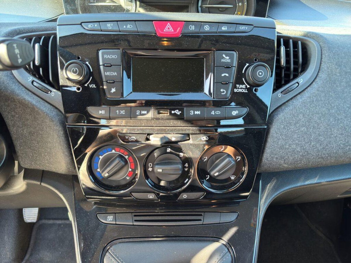 Lancia Ypsilon 1.0 FireFly 5 porte S&S Hybrid Silver Plus (12)
